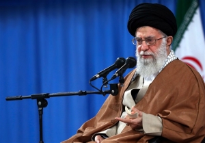 پاسخ امام خامنه‌ای به نگرانی یکی از فعالان فرهنگی خارج از کشور: نگران نباشید؛ هیچ‌کس هیچ غلطی نمی‌تواند بکند
